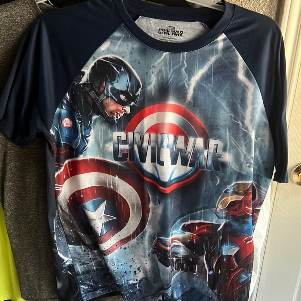 Captain America Civil War size large T-shirt